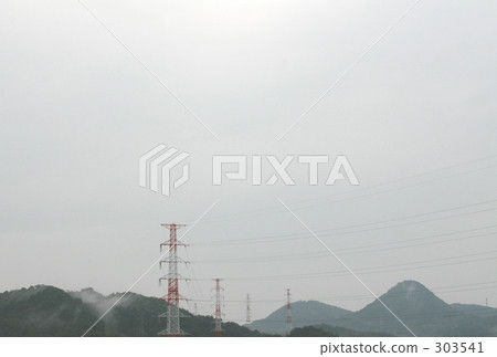 輸電線在雨煙和多雲天空的 303541