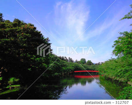 紅色橋樑在初夏 312707