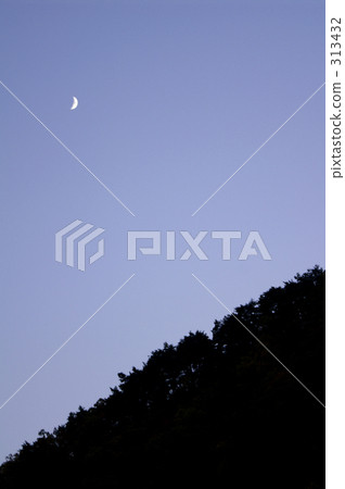 Twilight crescent moon and mountain silhouette Twilight crescent moon and mountain silhouette 313432