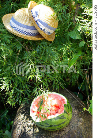 Straw hat and watermelon 315065