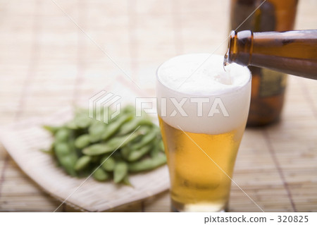 edamame, yakitori, grilled chicken on skewer 320825