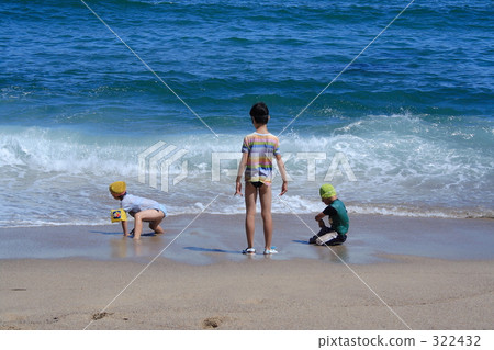 Children swimming in the sea 322432