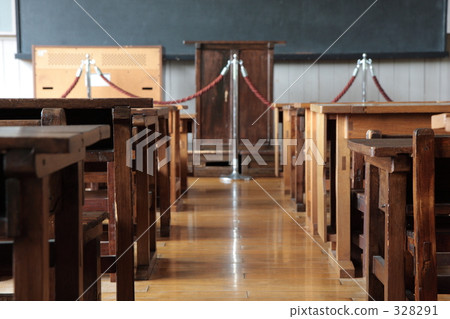 學校教室和桌子 328291