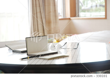 眼鏡和筆記本 330101