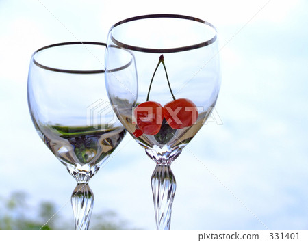 櫻桃在一個酒杯 331401