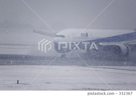 Itami Airport of snowstorm Itami Airport of snowstorm 332367