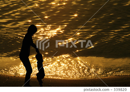 女士和兒童的剪影 339820