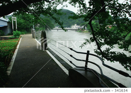 沿河散步 沿河散步 341634