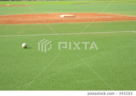 地面和白球 343283