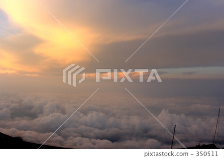 The sea of clouds stained in the sunset 350511
