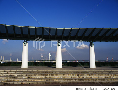 Hill park with a view of the harbor 352169