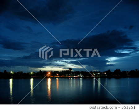 湄南河在晚上 353251