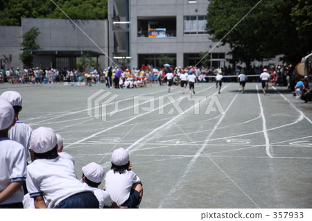 看著混戰的孩子 357933