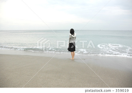 站立在海灘的婦女 站立在海灘的婦女 359019