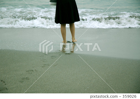 站立在海灘的婦女 359026