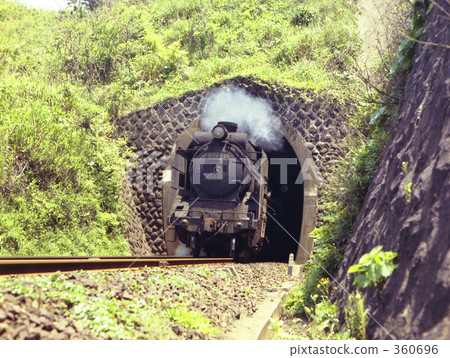 D 51 through the tunnel D 51 through the tunnel 360696