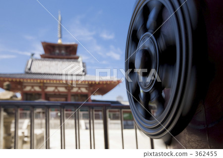 Shitennoji Temple Cathedral and Rolling Bear 362455
