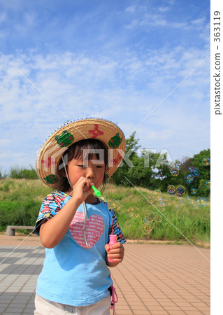 Soap bubbles and girls 363119