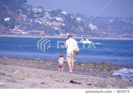 父女在加利福尼亞州馬里布海灘散步 364975