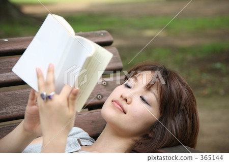 讀書的婦女在公園長椅 365144