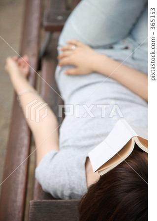 一個女人在長凳上休息 365153