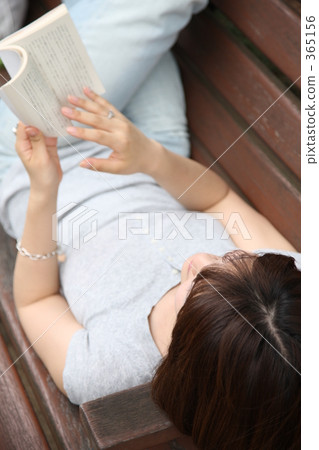 讀書的婦女在長凳 365156