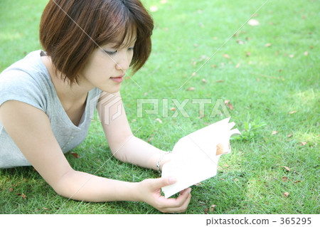 讀書的婦女在草坪 讀書的婦女在草坪 365295
