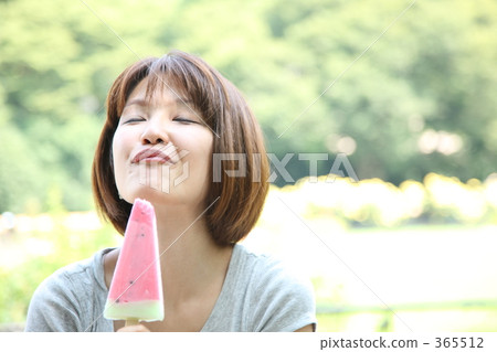 吃冰淇凌的婦女 365512