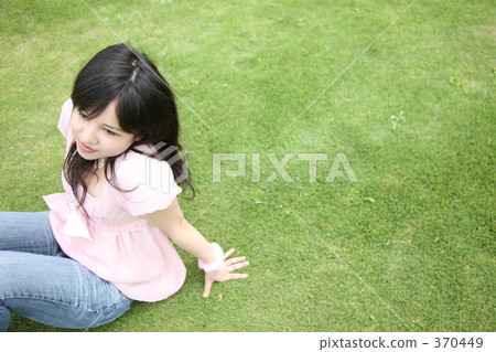 A woman sitting on the lawn 370449