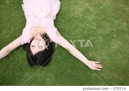 睡覺在草坪的婦女 睡覺在草坪的婦女 370514