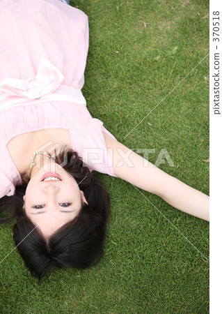 睡覺在草坪的婦女 睡覺在草坪的婦女 370518
