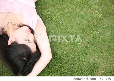 睡覺在草坪的婦女 370519