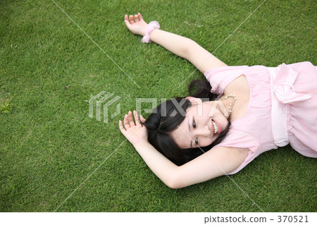 睡覺在草坪的婦女 睡覺在草坪的婦女 370521
