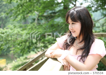 一個女人在森林裡 一個女人在森林裡 370534