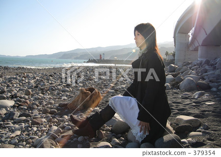 sitting, seashore, seaside 379354