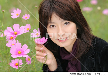 宇宙領域的一名婦女 379395