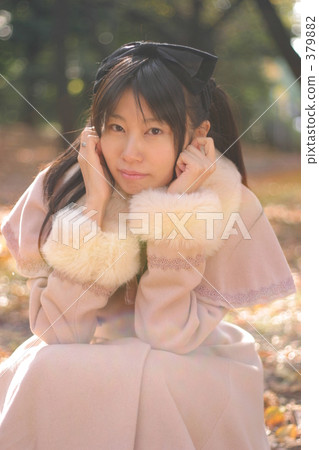 落葉和婦女 379882