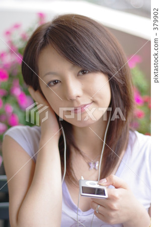 Women listening to iPod 379902