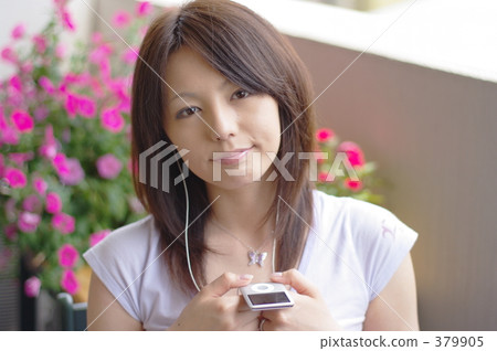 Women listening to iPod 379905