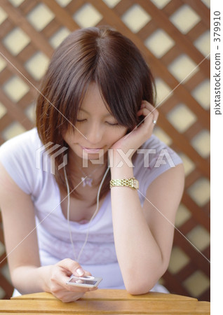 Women listening to iPod 379910