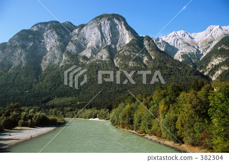 在河流和山區 在河流和山區 382304