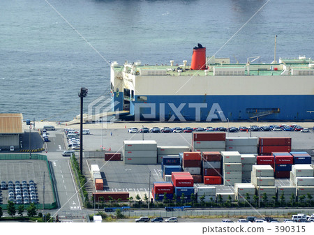 A car carrier 390315