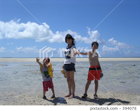 The sky is blue 394078