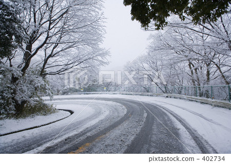 蜿蜒的雪道 402734