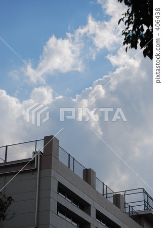 School and sky 406438