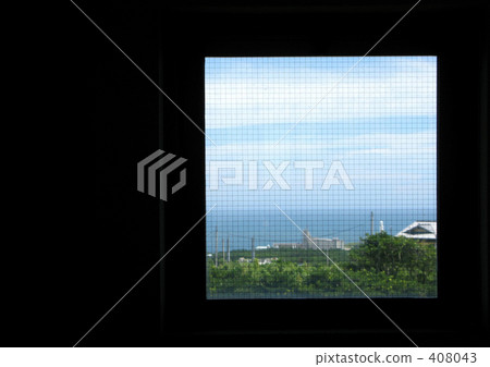 從窗口可以看到海和天空 408043