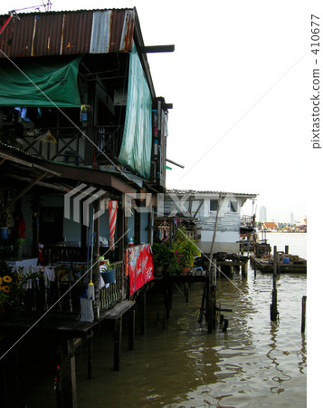 A house on the river 410677