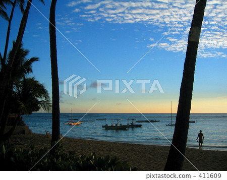 Dusk of the beach 411609