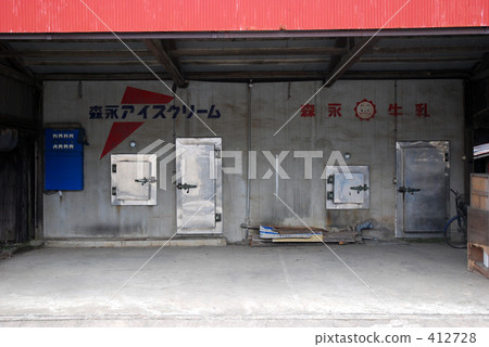 A landscape with a refrigerator 412728