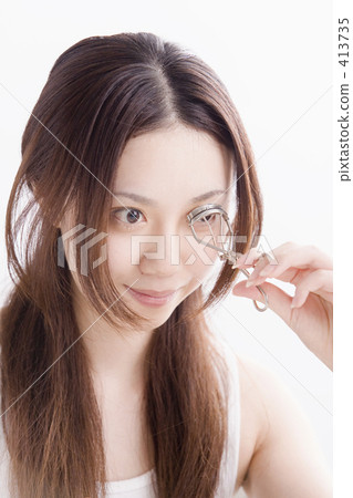 Woman doing make-up 413735
